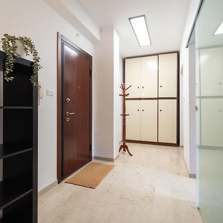 Guesthost - Comfy Flat X4 Close To The Center شقة ترييستي